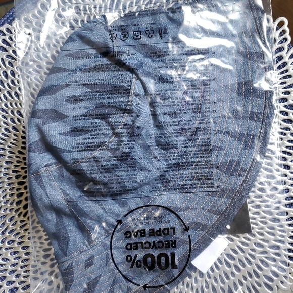 Ivy Park Rodeo REVERSIBLE MONOGRAM BUCKET HAT - Picture 7 of 7